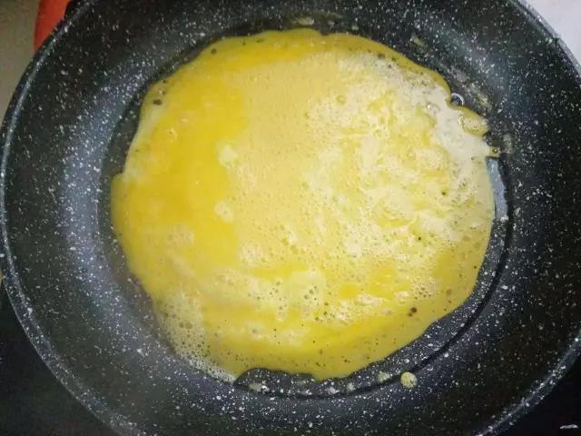 鸡蛋加入少许淀粉水搅拌均匀，热锅少油摊成蛋饼。