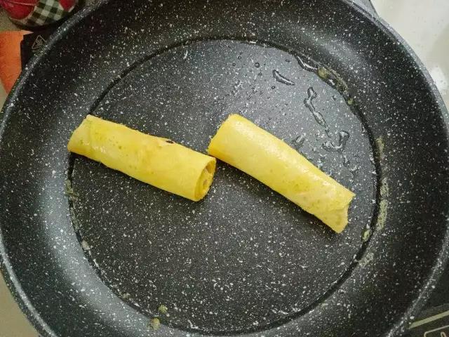 稍微煎一会卷起封口，取出切段即可。