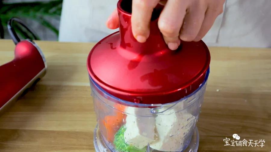 老豆腐、胡萝卜、西兰花放入搅拌机