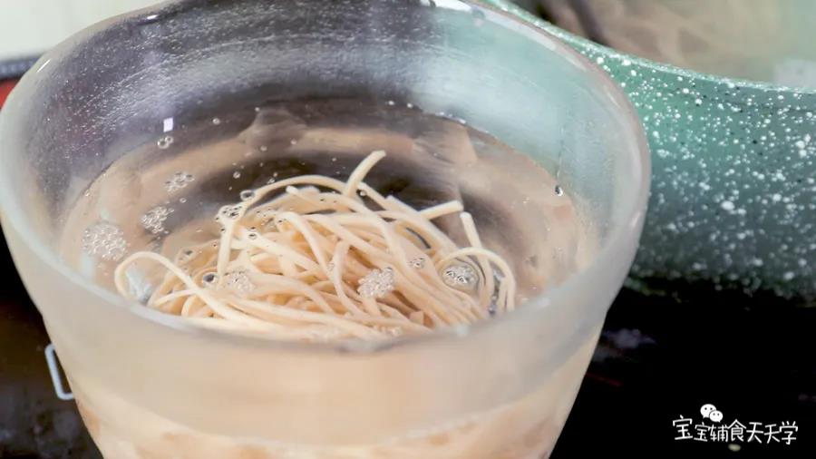 煮熟后的荞麦面放入凉白开中浸泡一下