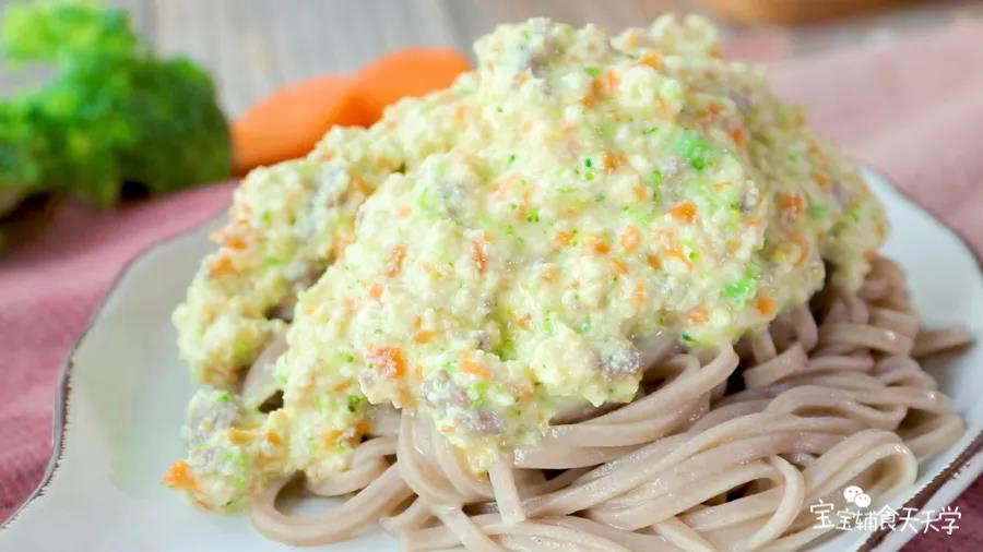 夹出面条，淋上豆腐酱，趁热撒上芝士粉即可