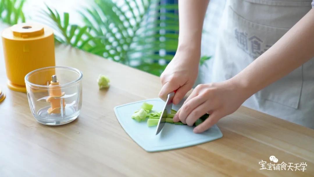 把小青菜、胡萝卜和裙带菜切小块