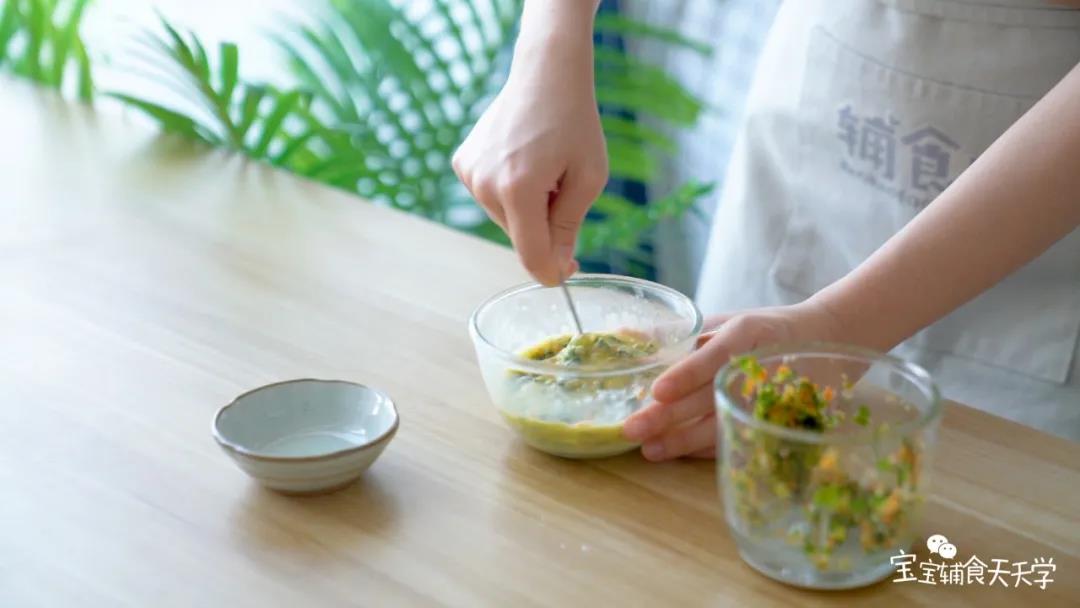 倒入搅拌好的蔬菜碎