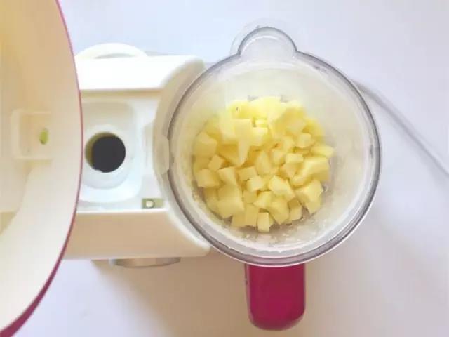 土豆洗净切块放入辅食机蒸熟。