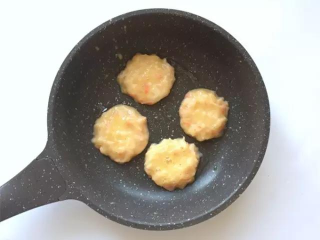 不粘锅内刷一层薄薄的油，手上蘸点水，抓一团龙利鱼土豆泥团成一个球，在鸡蛋液里滚一圈放入锅中压扁，煎至两面金黄即可。