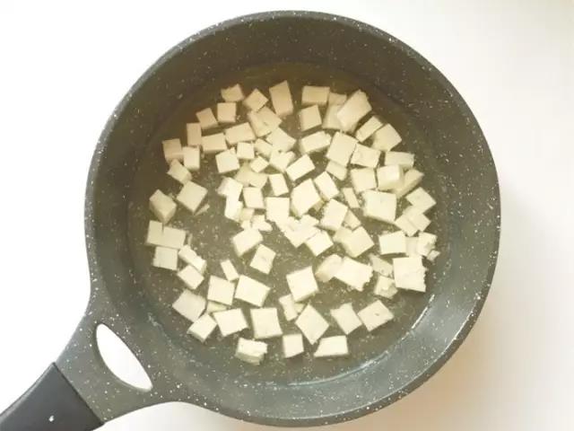 猪肉剁成肉糜，豆腐切小块焯水去掉豆腥味。