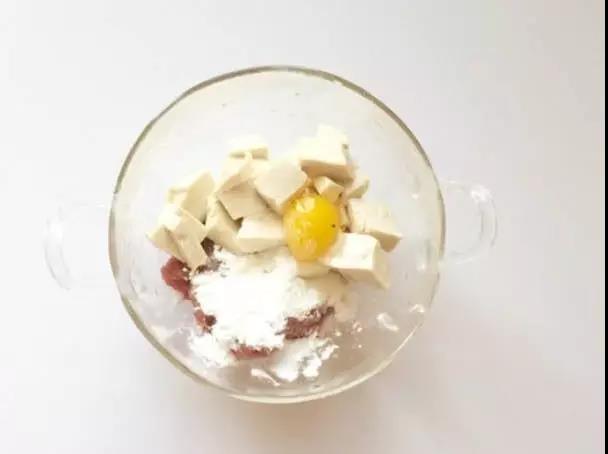 肉糜、豆腐、鹌鹑蛋、淀粉和少许盐、葱姜水混合倒入碗中。