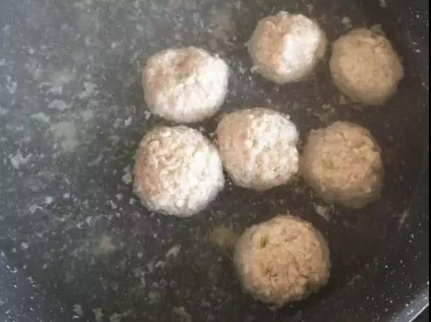 丸子煮熟后直接下入洗净剁好的小白菜即可。