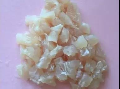 龙利鱼切成1厘米的鱼丁备用。