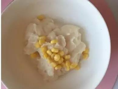 搅打好的鱼泥中拌入玉米粒。