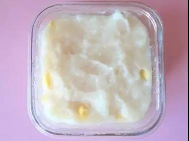 容器里刷一层薄薄的油，倒入鱼泥铺平。