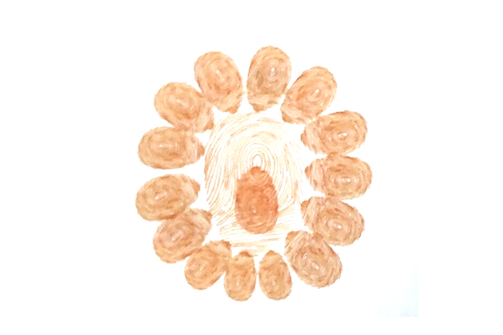 步骤2：再用自己的指印作鼻子，在脸的周围印一圈指印作狮子脸周围的毛。