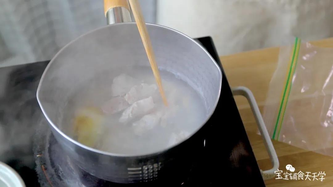 小锅水开，加入姜片，把瘦肉淖水、去浮沫后捞出