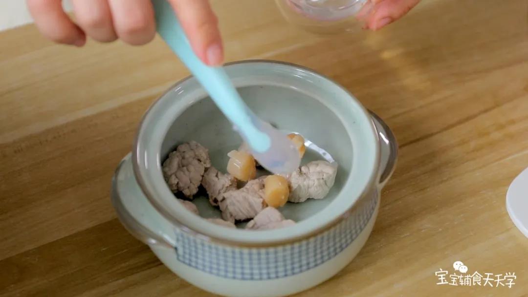 干贝、瘦肉放入炖盅中，加入适量的水