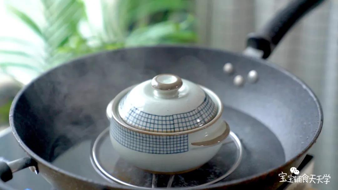 锅中水开，放入炖盅，炖30分钟