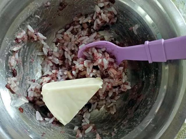 蒸好的米饭放入奶酪拌匀。