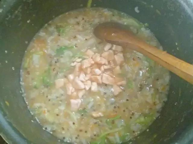 倒入炒好的三文鱼，熄火后放入少许盐调味即可。