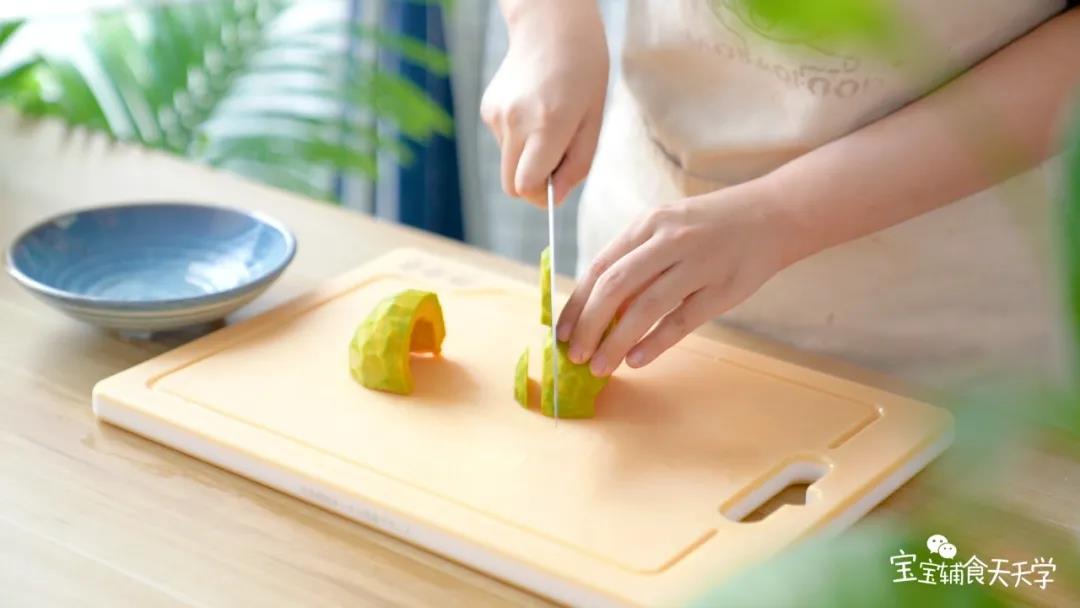 第2步：去皮的贝贝南瓜，切块，上锅蒸熟