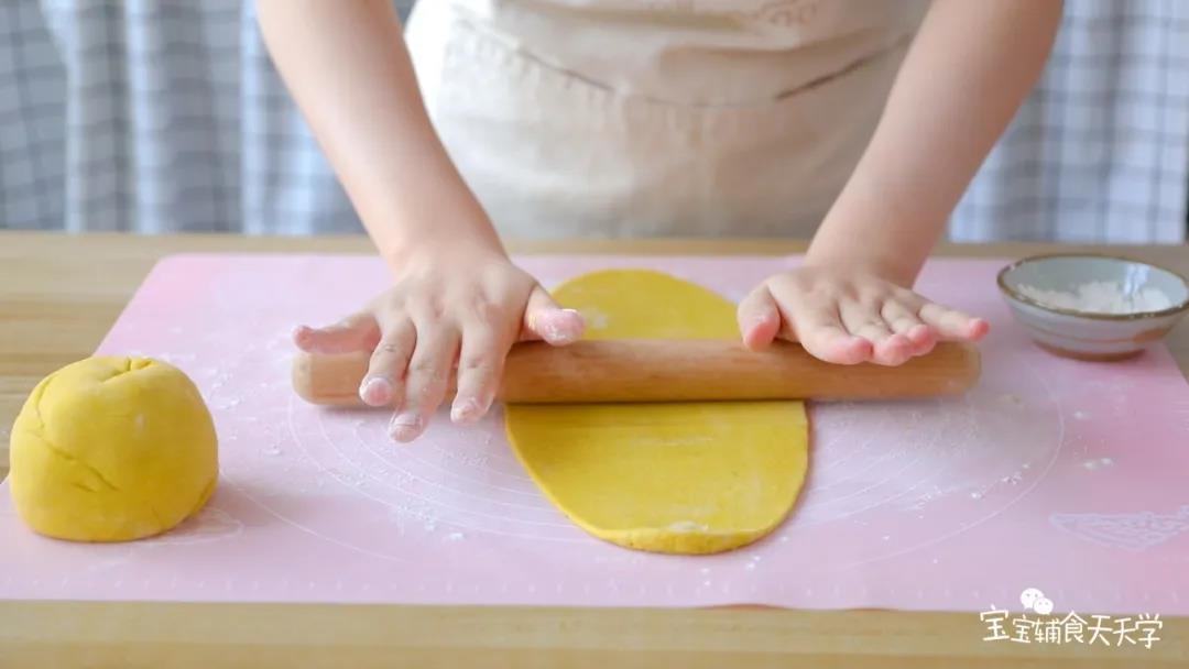 第9步：擀成长方形的面皮