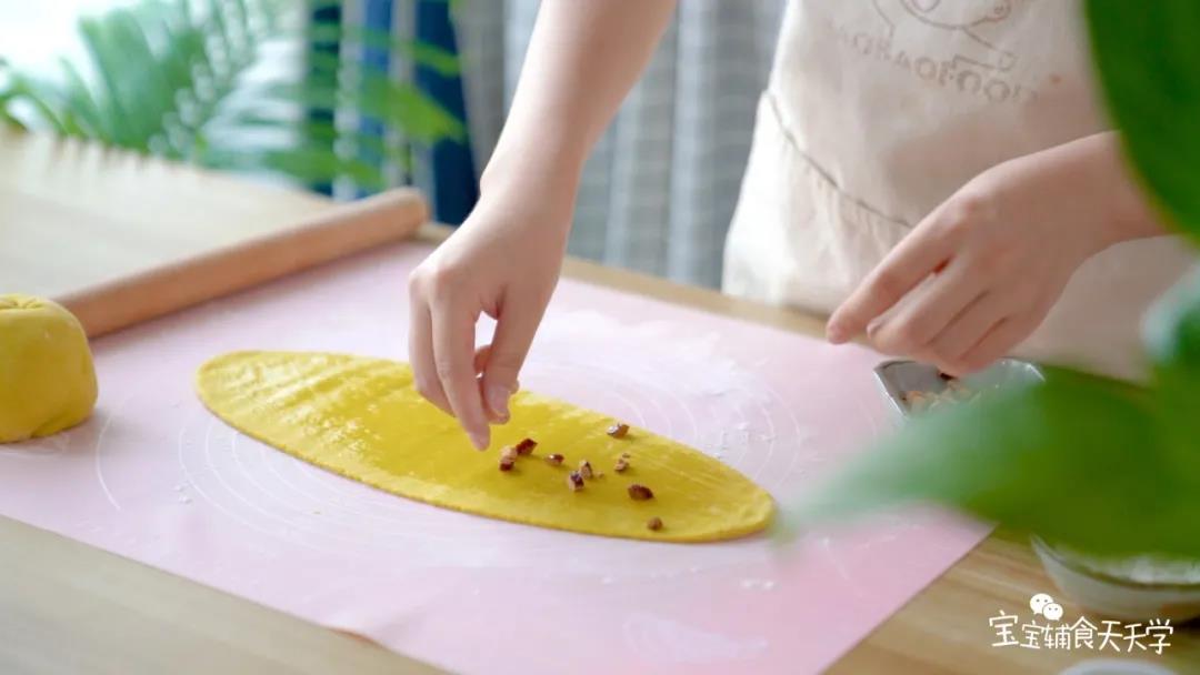 第11步：在2/3的地方撒上西梅干或红枣粒，从右往左对折，并轻轻按压