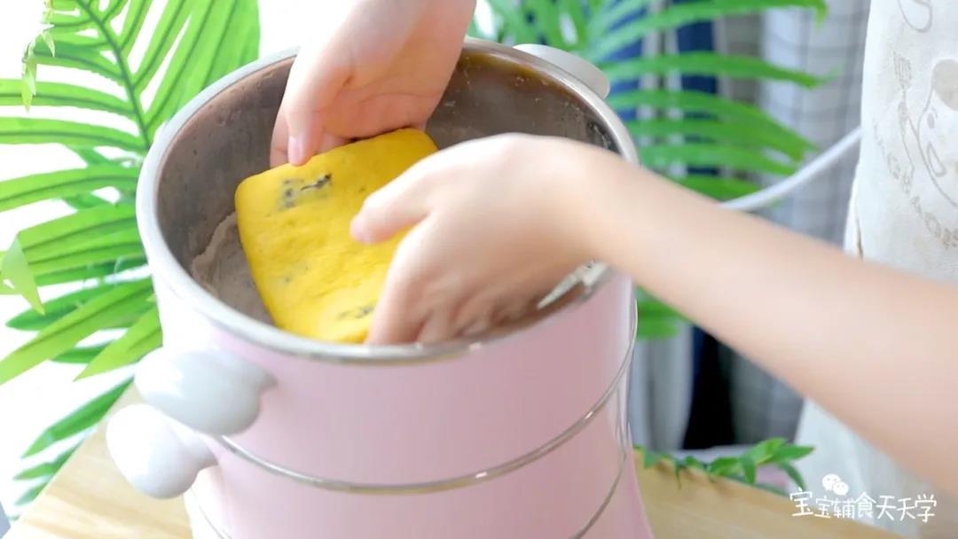 第13步：把面团放到蒸锅中，二次发酵5-10分钟