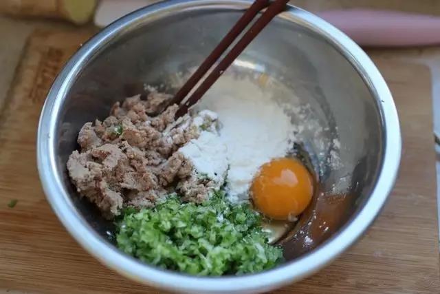 肉泥、蔬菜混合加入鸡蛋和淀粉。