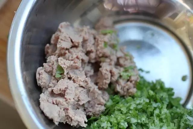 牛肉加少许清水用料理棒打泥。