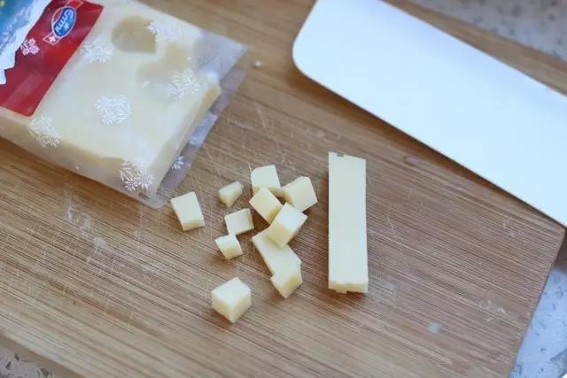 奶酪切小块。
