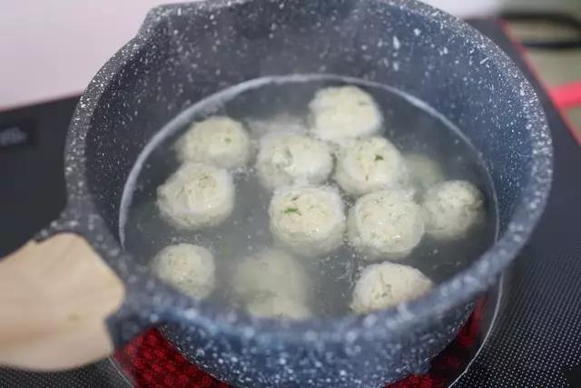 水烧开，热水下丸子，煮至丸子浮起，大约20分钟左右即可。