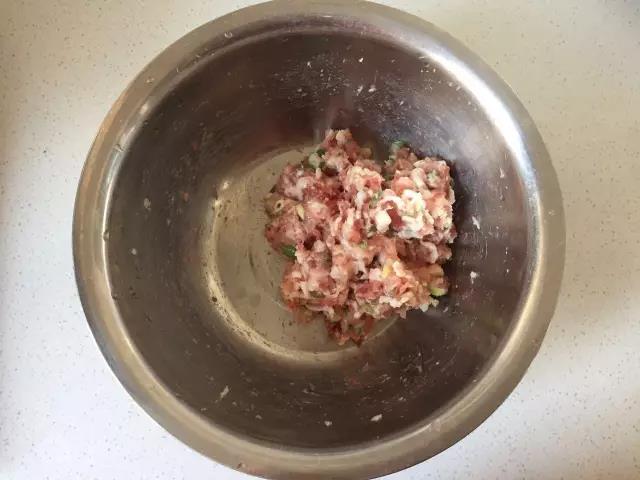 第2步：肉馅放入盆中，加入少量盐，用切好的葱蒜末腌制20分钟。