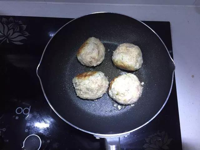 第5步：平底锅倒入油，将所有肉馅分成四等份，捏成四个丸子放入锅中煎制。