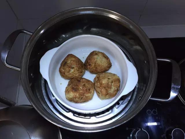 第7步：盆底倒入少量凉白开，上蒸锅蒸40分钟。