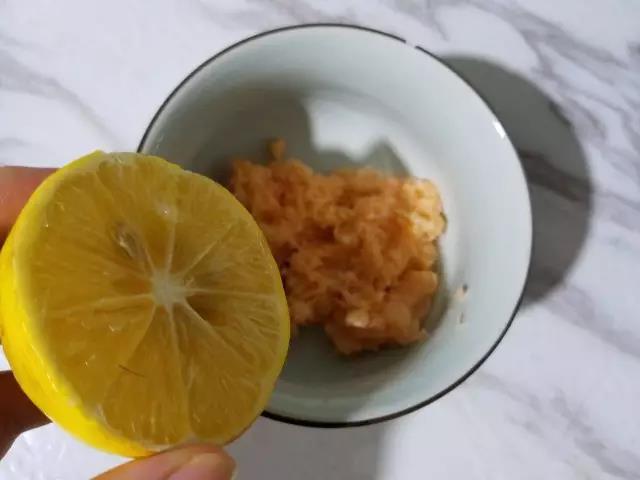 打好的三文鱼泥里滴入几滴柠檬汁。