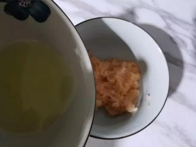 倒入少许蛋清。