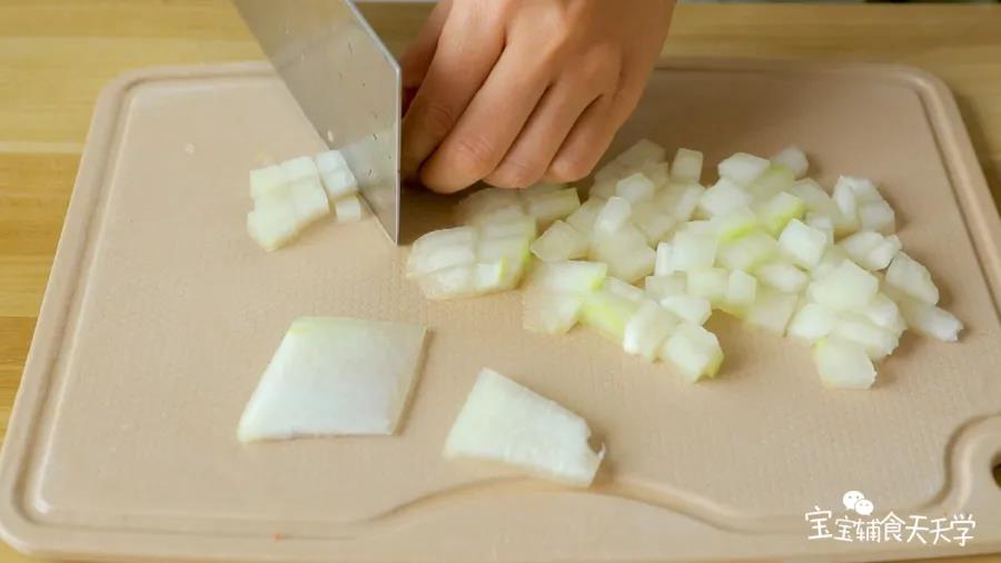 第2步：冬瓜切粒，鲜虾切粒