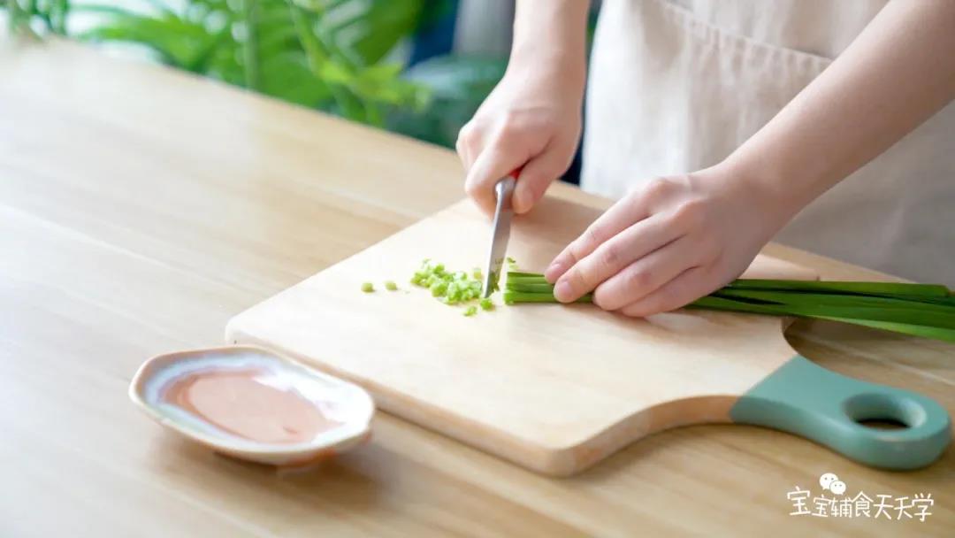 韭菜、小葱切碎