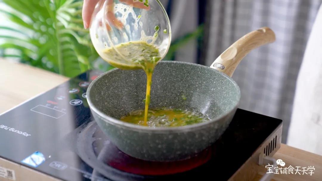 倒入蛋液，摊匀