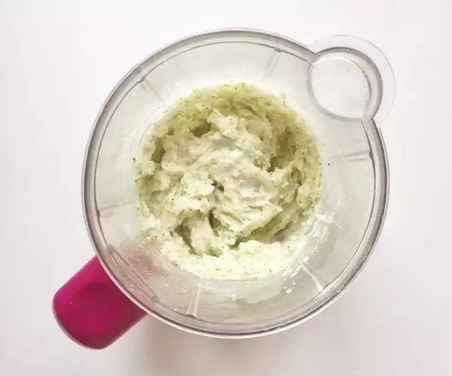 用辅食机打成如图所示的鱼泥。