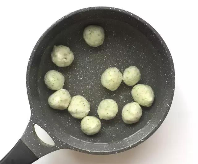 冷水下锅，小火煮至鱼丸漂起即可。