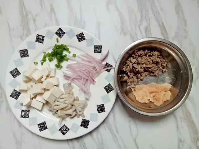 鸡肝洗净去除筋膜，开水焯熟后剁碎，鸡肉剁成肉泥用少许淀粉抓均匀，洋葱切丝，平菇焯水切丝，豆腐切丁，香葱切葱花。