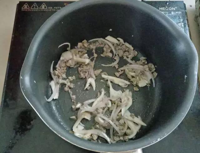 热锅少油，依次放入洋葱、鸡肝、平菇翻炒。