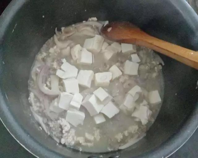 放入豆腐，煮开后再煮两分钟。