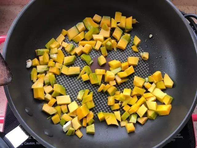放入南瓜翻炒均匀。