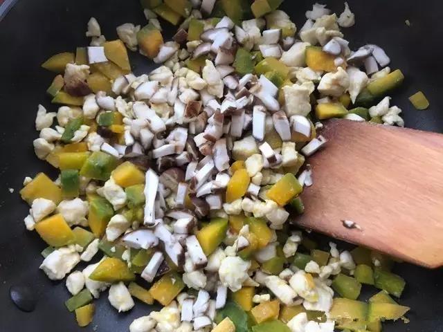 再放入香菇翻炒，加少许盐调味。