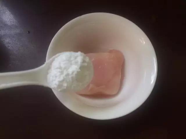 鸡肉洗净，用淀粉腌制大概20分钟。