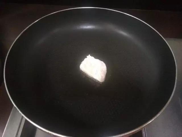 煎锅倒入少许油，放入鸡肉煎熟，全程中小火。