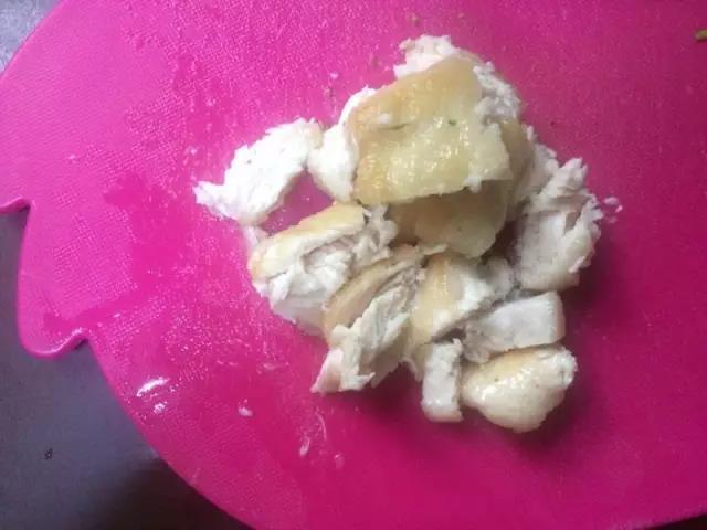 煎熟的鸡肉切丁。