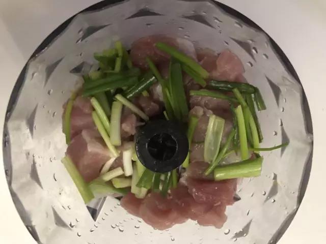 第3步：猪瘦肉切小块，加葱段打成肉末。