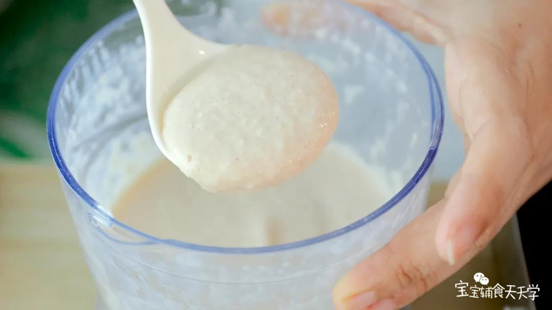 不粘锅里涂油，小火加热，勺入面糊摊成小圆饼