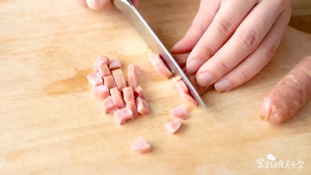 把香肠切小块